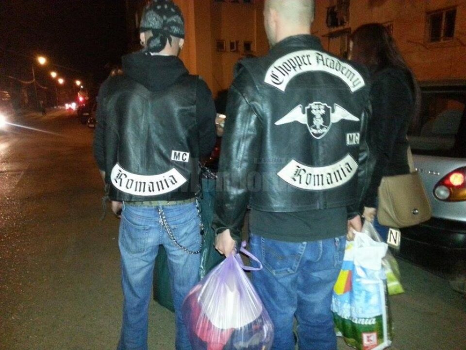 Câțiva membri ai Chopper Academy MC – Suceava le-au dus copiilor săraci sau orfani și familiilor acestora dulciuri, alimente și hăinuțe