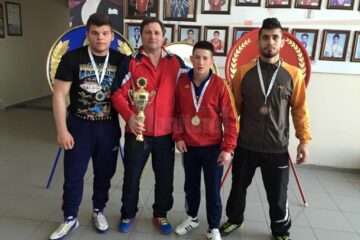 Suceveanul Teodor Horătău, alături de alți doi medaliați din lotul României de juniori