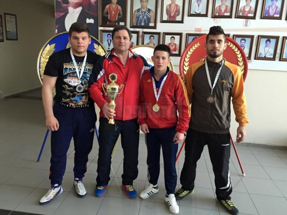 Suceveanul Teodor Horătău, alături de alți doi medaliați din lotul României de juniori