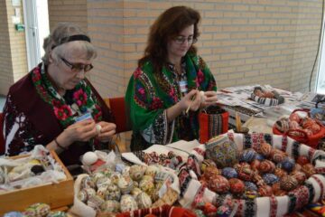 Maria Zinici și Cristina Timu, artiste populare din Bucovina, au organizat în diferite localități și instituții din Olanda ateliere de încondeiat ouă. Foto: haga.mae.ro