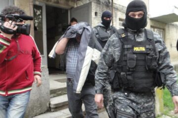 Vasile Lavric, escortat de caguliștii poliției