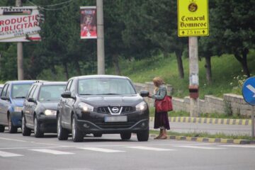 Un tânăr infirm a fost bătut, înfometat și făcut sclavul unui rom care îl obliga să cerșească