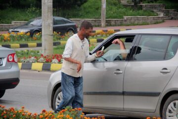 Și traficanții cerșeau de multe ori alături de victimele lor, prefăcându-se că sunt infirmi