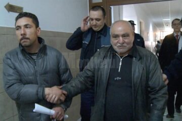 „Norocel” (stânga) și tatăl său, duși de polițiști în sala de judecată, cu câteva minute înainte de a fi arestați preventiv