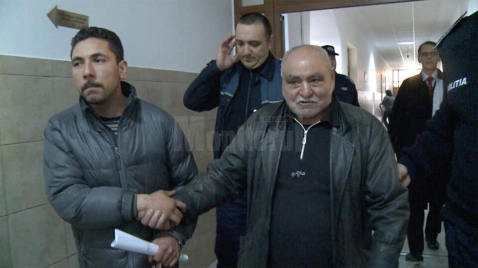 „Norocel” (stânga) și tatăl său, duși de polițiști în sala de judecată, cu câteva minute înainte de a fi arestați preventiv „Norocel” (stânga) și tatăl său, duși de polițiști în sala de judecată, cu câteva minute înainte de a fi arestați preventiv