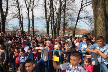 Romii din Gulia au fost foarte încântați de dansurile țigănești ale trupei de balet a Ansamblului Ciprian Porumbescu