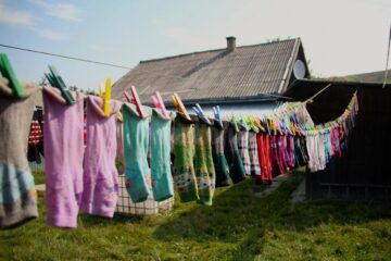 După ani de zile de coșmar trăiți în casa bunicii, cinci frați, împreună cu mama lor, au șansa la o viață normală
