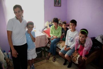După ani de zile de coșmar trăiți în casa bunicii, cinci frați, împreună cu mama lor, au șansa la o viață normală
