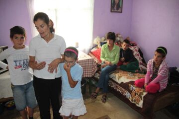 După ani de zile de coșmar trăiți în casa bunicii, cinci frați, împreună cu mama lor, au șansa la o viață normală