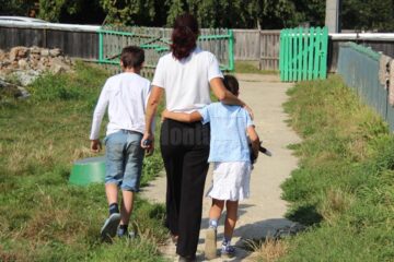 După ani de zile de coșmar trăiți în casa bunicii, cinci frați, împreună cu mama lor, au șansa la o viață normală