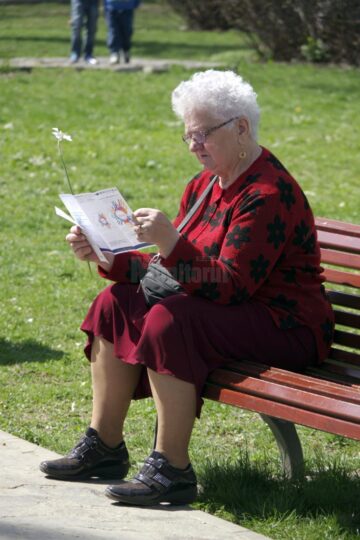 Câteva persoane surde au împărțit ieri flori și pliante sucevenilor din parcul universității sucevene