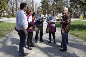 Câteva persoane surde au împărțit ieri flori și pliante sucevenilor din parcul universității sucevene