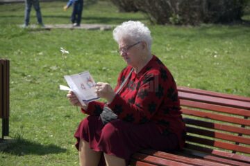 Câteva persoane surde au împărțit ieri flori și pliante sucevenilor din parcul universității sucevene