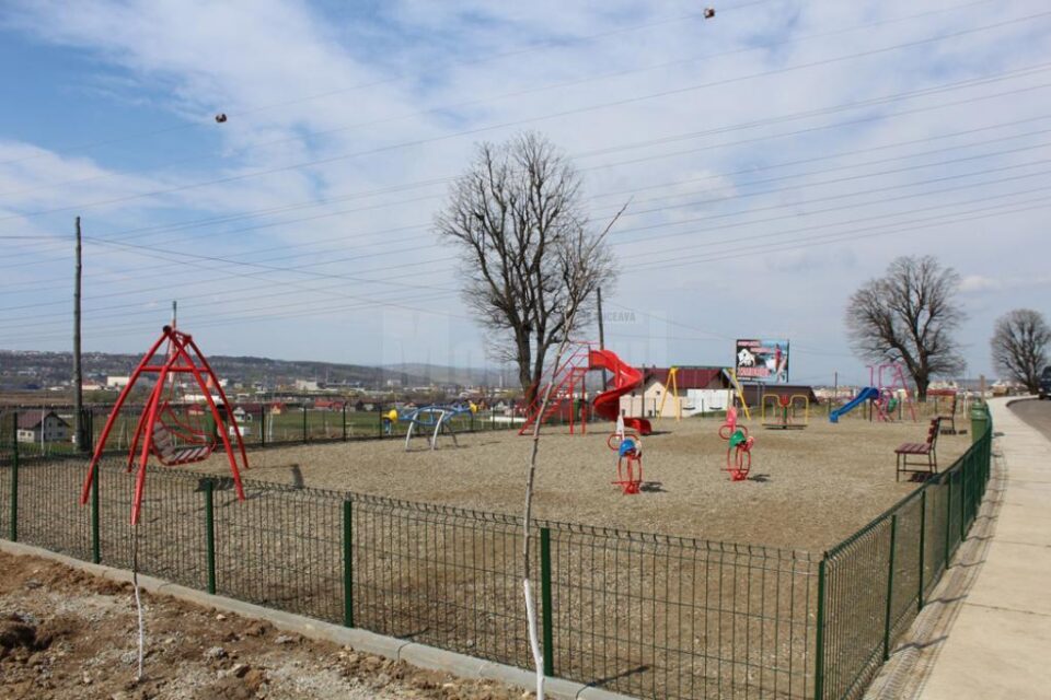 Cel mai nou loc de joacă din Suceava, dat în folosință în cartierul Tinereții