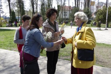 Câteva persoane surde au împărțit ieri narcise și pliante sucevenilor din parcul universității sucevene