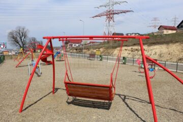 Locul de joacă amenajat de Rosal la marginea cartierului Tinereții