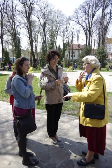 Câteva persoane surde au împărțit ieri flori și pliante sucevenilor din parcul universității sucevene