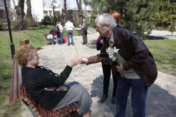 Câteva persoane surde au împărțit ieri flori și pliante sucevenilor din parcul universității sucevene