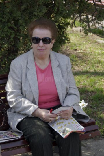 Câteva persoane surde au împărțit ieri flori și pliante sucevenilor din parcul universității sucevene