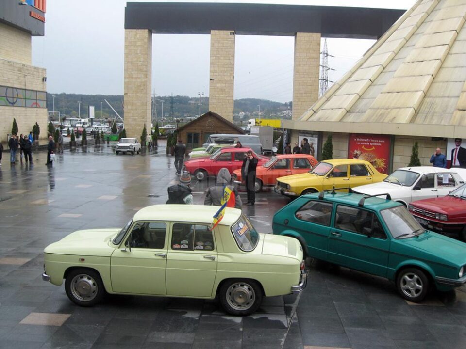 22 de mașini de colecție au fost expuse la „Retro Parada Primăverii” de la Iulius Mall Suceava
