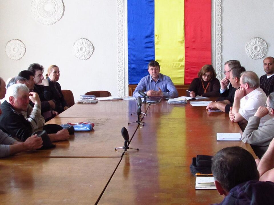 Întâlnirea executivului fălticenean cu crescătorii de animale din localitate, conducerea APIA Fălticeni și medicii veterinari Întâlnirea executivului fălticenean cu crescătorii de animale din localitate, conducerea APIA Fălticeni și medicii veterinari