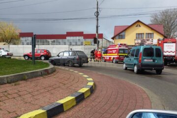 Mașinile de pompieri și de poliție, în fața bazarului