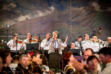 Peste 500 de artiști și iubitori de folclor au însuflețit vineri seară Gara din Burdujeni, la Balul gospodarilor. Foto: Cristi Sebastian