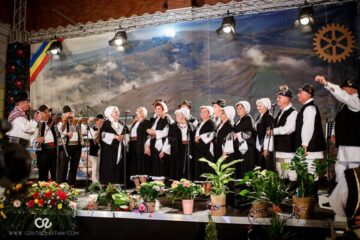 Peste 500 de artiști și iubitori de folclor au însuflețit vineri seară Gara din Burdujeni, la Balul gospodarilor. Foto: Cristi Sebastian