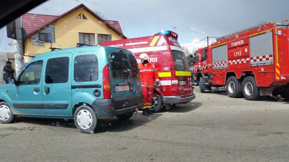 Mașinile de pompieri și de poliție, în fața bazarului