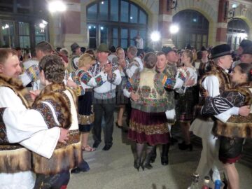 Peste 500 de artiști și iubitori de folclor au însuflețit vineri seară Gara din Burdujeni, la Balul gospodarilor
