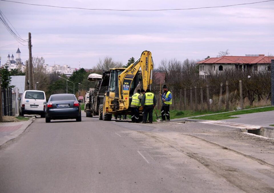 Directorul de liceu a oprit mașina aproape perpendicular de axul drumului blocând strada pentru aproximativ jumătate de oră Directorul de liceu a oprit mașina aproape perpendicular de axul drumului blocând strada pentru aproximativ jumătate de oră