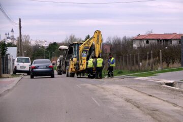 Directorul de liceu a oprit mașina aproape perpendicular de axul drumului blocând strada pentru aproximativ jumătate de oră