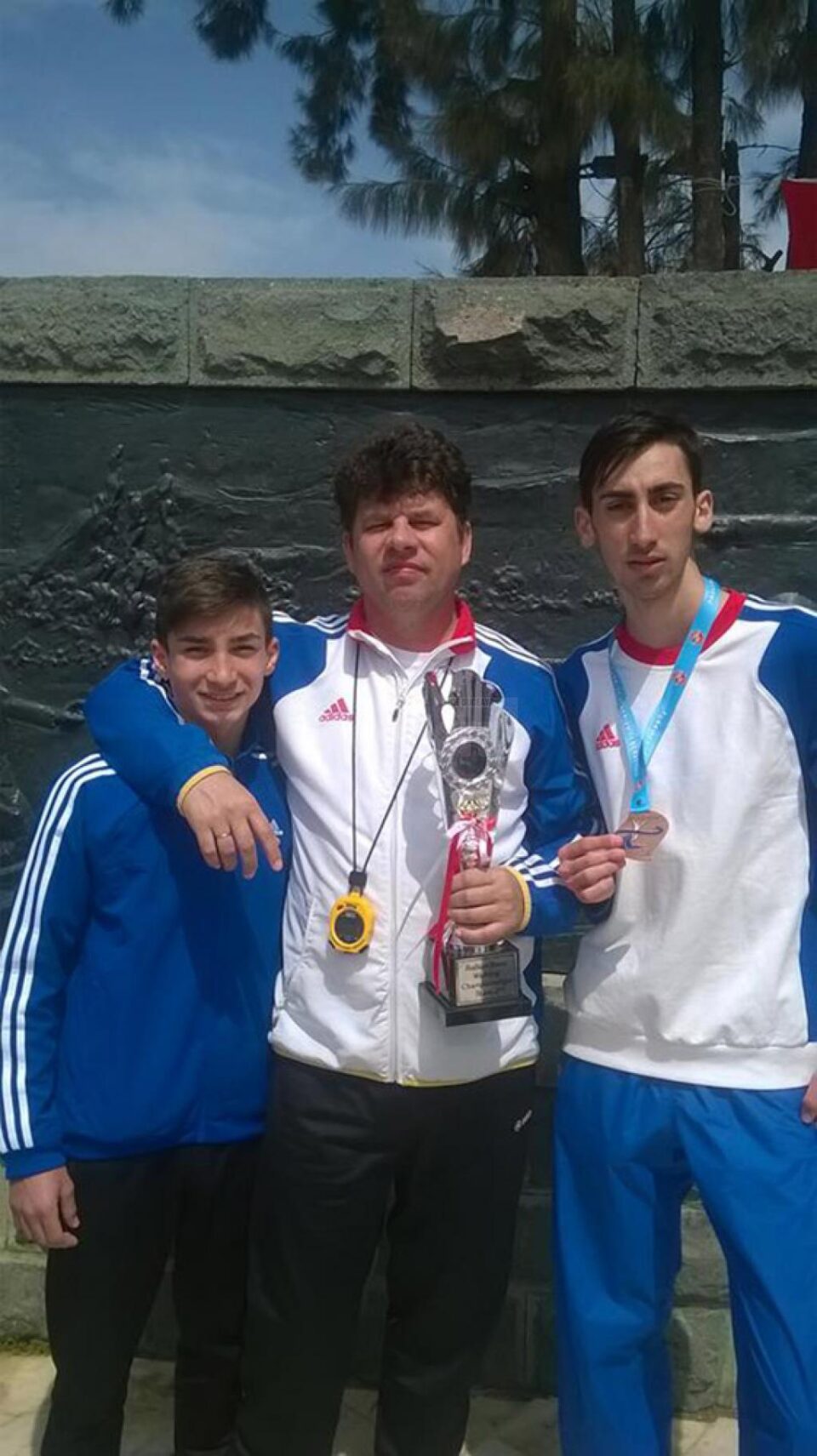 Antrenorul Radu Mihalescu, alături de cei doi sportivi suceveni ce au participat la Balcaniadă, Ștefan Mangu(stânga) și Andrei Gafița(dreapta) Antrenorul Radu Mihalescu, alături de cei doi sportivi suceveni ce au participat la Balcaniadă, Ștefan Mangu(stânga) și Andrei Gafița(dreapta)