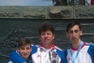 Antrenorul Radu Mihalescu, alături de cei doi sportivi suceveni ce au participat la Balcaniadă, Ștefan Mangu(stânga) și Andrei Gafița(dreapta)