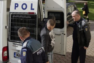 Dumitru Daniel Sofronie și Vasilică Șuleap, duși la arestare, la Tribunalul Suceava