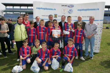 Gheorghe Hagi pe stadionul Areni, împreună cu echipa Școlii Gimnaziale Nr. 7 din Suceava, laureată la ediția din anul 2011 a Cupei Hagi Danone