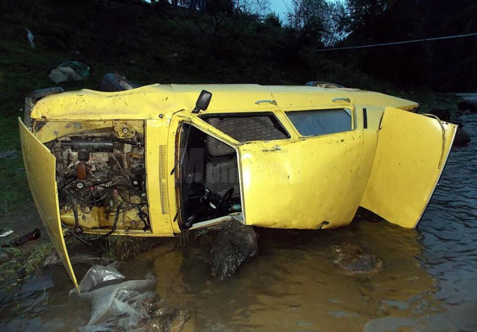 Dacia În care se aflau cei doi tineri din Broșteni