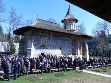 Sute de credincioși au participat ieri la hramul Mănăstirii Voroneț