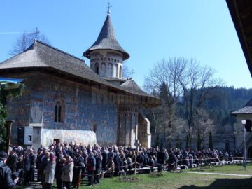Sute de credincioși au participat ieri la hramul Mănăstirii Voroneț