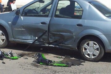 Șoferul în vârstă de 70 de ani, care conducea un autoturismul Dacia Logan, i-a ieșit în față motociclistului. Foto: ziaruldepenet.ro