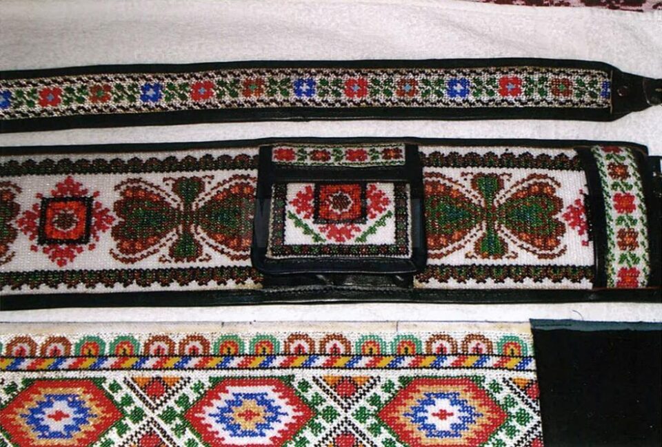 Brâie din piele, peste care meșterul lipește pânza cusută cu mărgele
