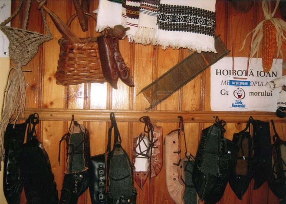 Brâiele din piele, cu modele tradiționale, la mare căutare printre turiștii veniți în Bucovina