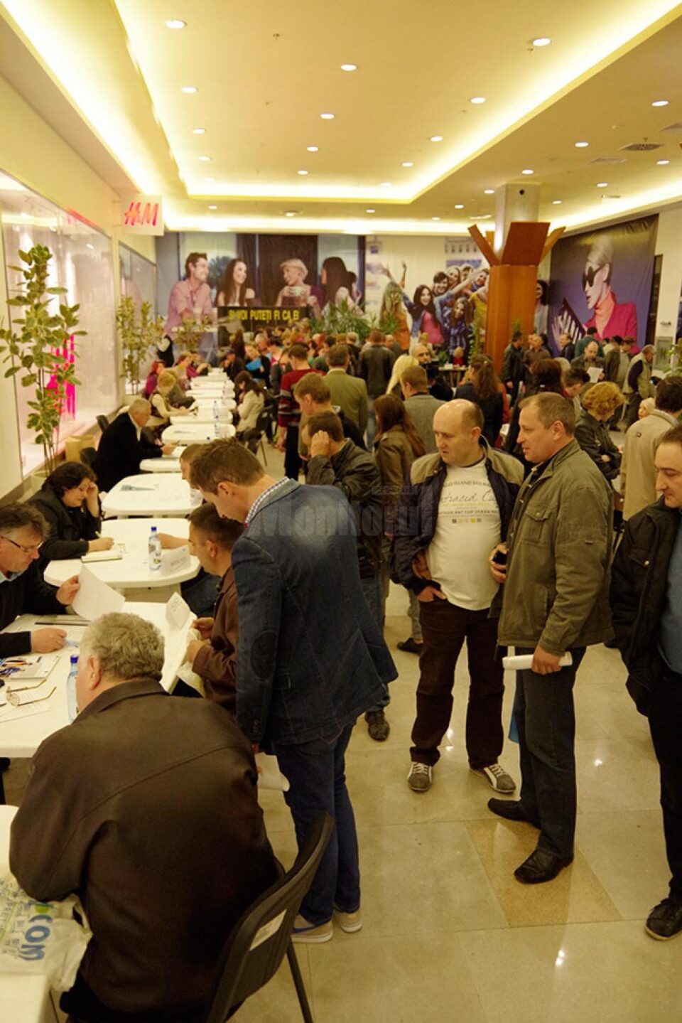 Prezență numeroasă la Bursa locurilor de muncă din municipiul Suceava