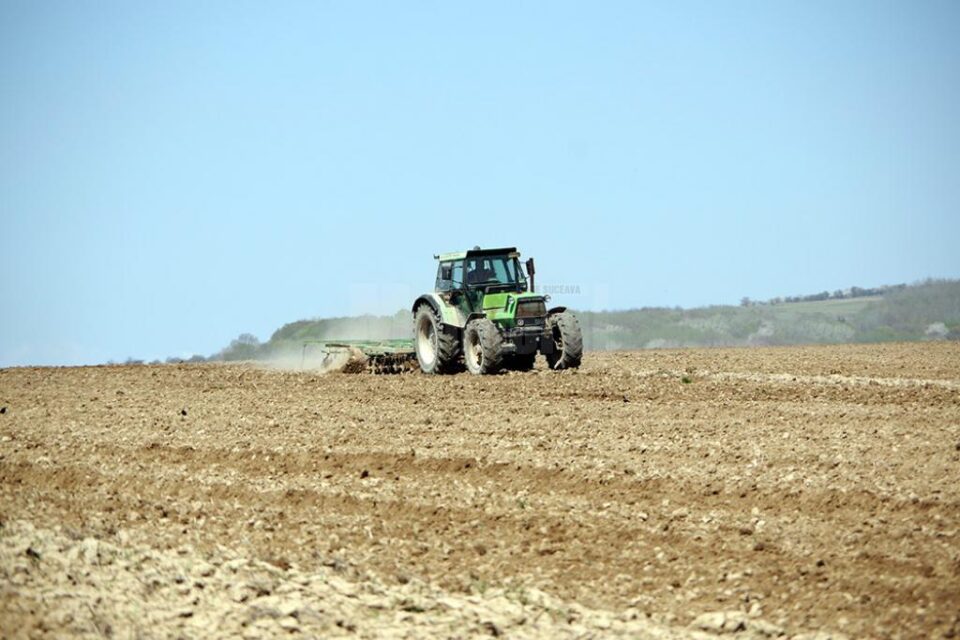 Șeful Direcției Agricole Suceava a dat scaunul din birou pe cel din tractor