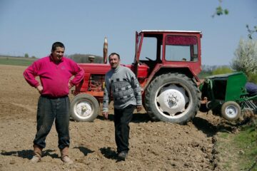 Costan alături de nea „Duțu”, cel care îl ajută la lucrările de însămânțări din această perioadă