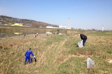 Voluntari de toate vârstele au răspuns chemării de a avea ape mai curate, prin curățarea malurilor acestora