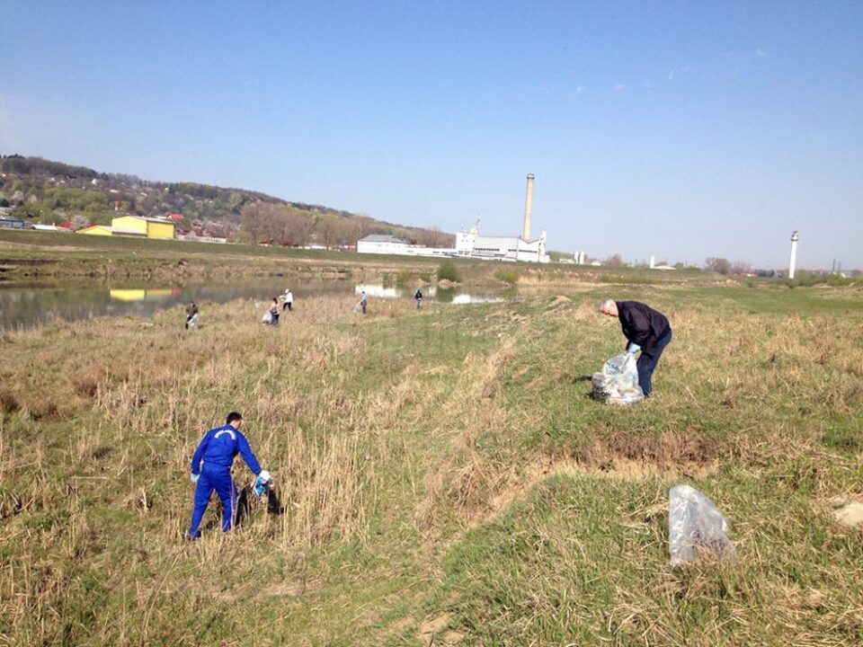 Voluntari de toate vârstele au răspuns chemării de a avea ape mai curate, prin curățarea malurilor acestora