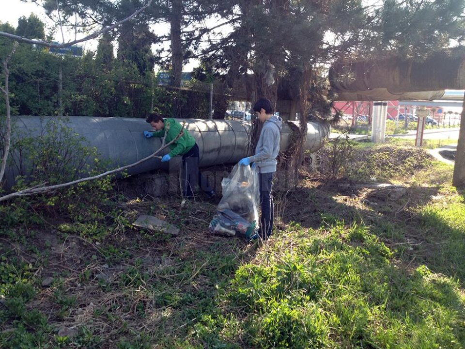 Voluntari de toate vârstele au răspuns chemării de a avea ape mai curate, prin curățarea malurilor acestora