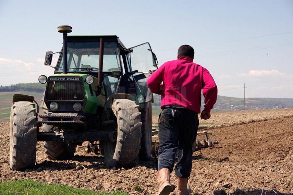 Șeful Direcției Agricole Suceava a dat scaunul din birou pe cel din tractor