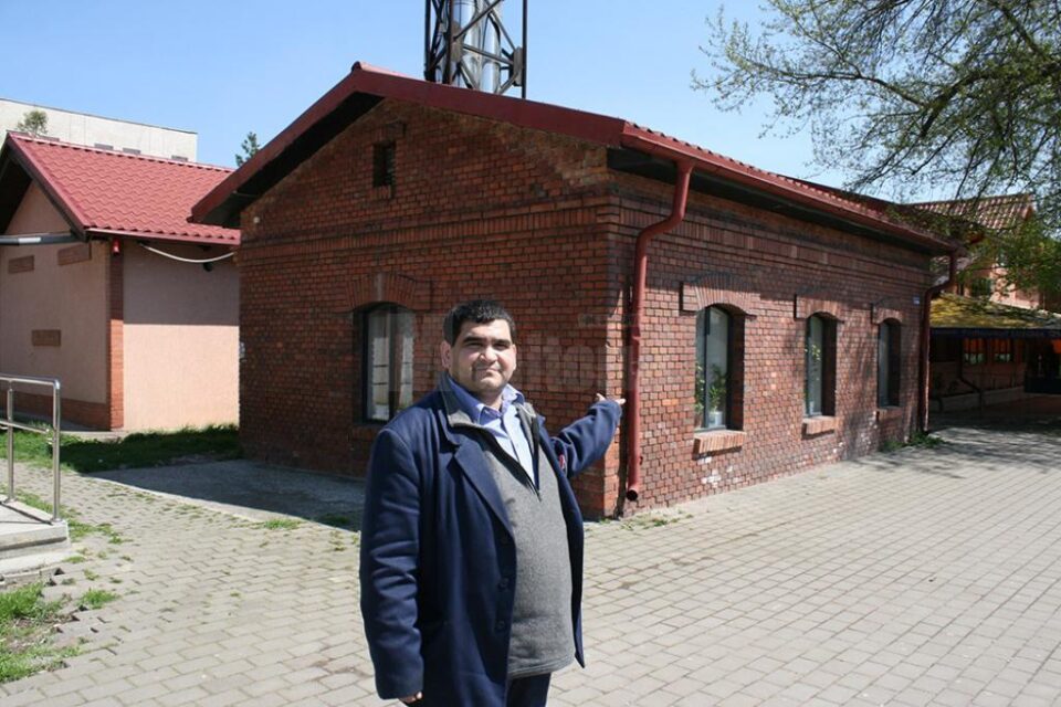 Florin și una din clădirile în care a stat ani de-a rândul, datorită mărinimiei unor ceferiști